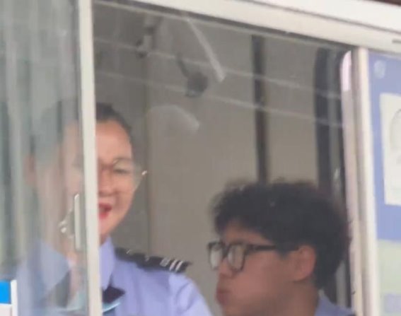 高速收费站的微笑背后：一个打工人的真实与坚持