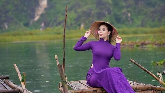 在越南旅游要注意什么？当地导游：不要接受美女这3种好意说到越南，相信驴友们一定不会陌生，因为时不时的就有很多新闻让越南重新出现在国人的视野中。越南是中国游客最为喜欢旅游的国家之一，越南每一年都要接待超过500多万人次的中国游客，比起泰国丝毫不差。而越南最为吸引中国游客的就是物价低廉，消费水平低等等。而且越南距离中国又比较近，所以很多中国游客都非常喜欢到越南旅游。但是越南又是以旅游业为经济支柱的国家，大量中国游客的涌入也使得越南的旅游业和经济发展十分好，而且当地的物价也有不同程度地上涨。越南的旅游资源十分丰富，旅游景点也是非常多，其中的海岛风景让游客们乐在其中。