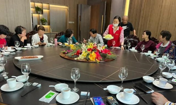 上海一家人聚餐，喝光4瓶53年茅台，服务员捡走空瓶后竟换了辆车