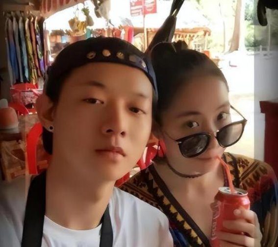 根据提供的文章，可以总结出以下提纲：