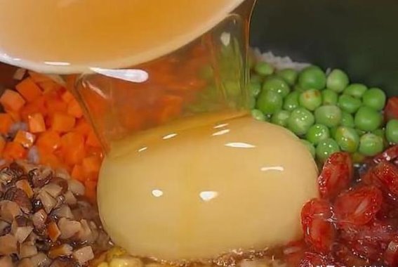 香肠焖饭天花板，6大食材，7步做法，新手小白轻松上手，谁吃谁夸