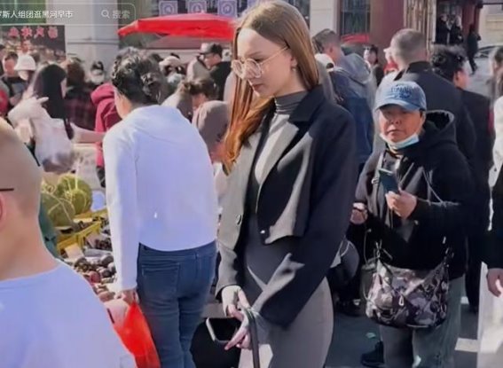 中俄免签后黑河的新风貌：国际化大都市的日常自从中俄免签政策实施以来，黑河这座中俄边境小城迅速跃升为国际化大都市。漫步在黑河的大街小巷，你会发现这里的外国人比北京上海还多，尤其是那些金发碧眼的俄罗斯美女，身材窈窕、肤白貌美，成为街头一道靓丽的风景线。
