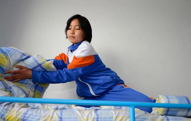 深圳同志导航报道:当代学生宿舍有多惨:河南116人同住一个宿舍,四川女寝还没门?