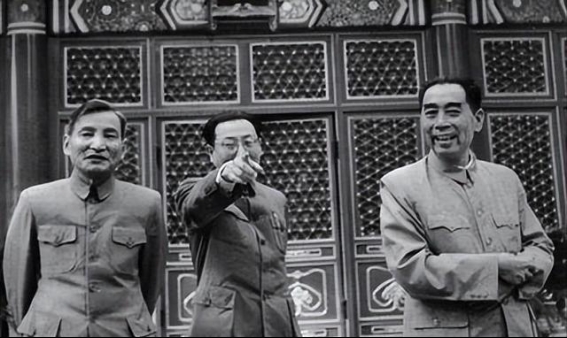 中南海为何不悬挂“中央人民政府”匾额？周总理的深思熟虑揭秘内情