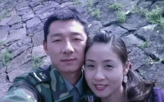 坚守爱与责任的誓言：军人与妻智力倒退13年，爱情如何撑起幸福家庭