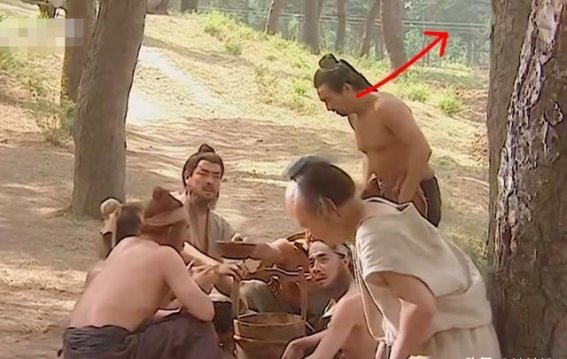 揭秘央视版《水浒传》中的幕后笑点，原来这些穿帮瞬间让观众笑翻了！
