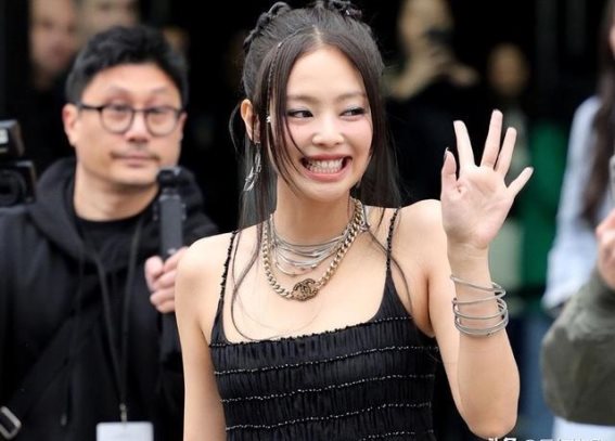 内娱之巴黎盛宴：女星打破刻板印象，刘亦菲塑造身材新标杆