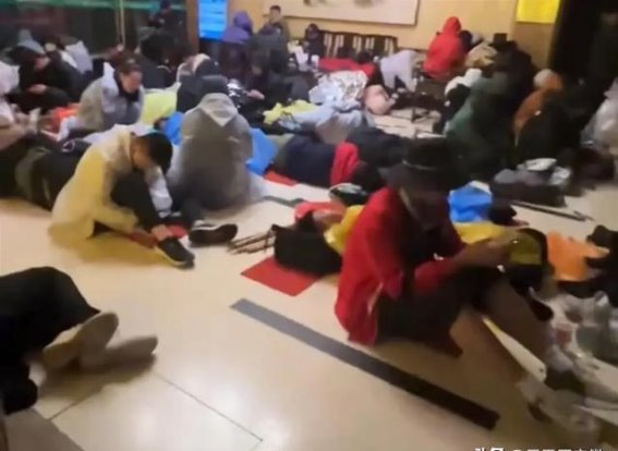 黄山景区人满为患，游客无奈在公厕度过漫漫长夜
