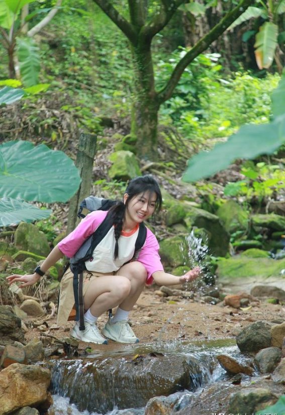 拥抱自然：徒步旅行中的勇气与美感