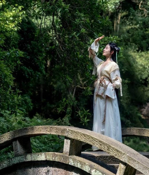 江西夏天最凉快的地方在哪？江西十大避暑胜地推荐！夏天一到，酷暑难耐，大家都在寻找一个既能避暑又能享受美景的好地方。江西，这片位于长江以南的丰饶之地，不仅承载着深厚的文化底蕴，更以其独特的气候和自然景观吸引着无数游客。今天，我将带大家走进江西十大避暑胜地，感受清凉与美景的双重享受！