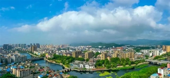 安庆北部三县市发展观察：桐城、潜山、岳西的光影交错安徽省的安庆，不仅是一座充满历史韵味的名城，也是长三角中心区域的重要城市之一。其下辖的北部三县市，桐城、潜山、岳西，近年来展现出令人瞩目的发展活力和独特魅力。