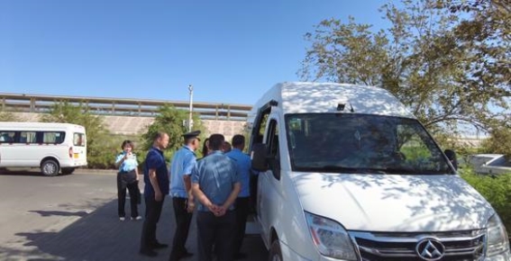 高昌区多部门联合执法保障旅游安全 提升旅游体验在旅游高峰季节的推动下，高昌区正全力以赴地保障游客出行的安全与舒适。为了实现这一目标，高昌区文化市场综合行政执法队与交通运输局执法队联合行动，开展了严密的执法检查工作。这些举措旨在维护旅游市场秩序，确保旅游经济的高质量发展，同时提升游客的安全感与满意度。