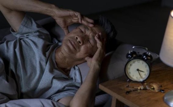 老年人洗澡需要特别小心：医生揭示频率控制与家庭安全的重要性