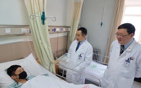 肠癌早期警示：三大症状不可忽视