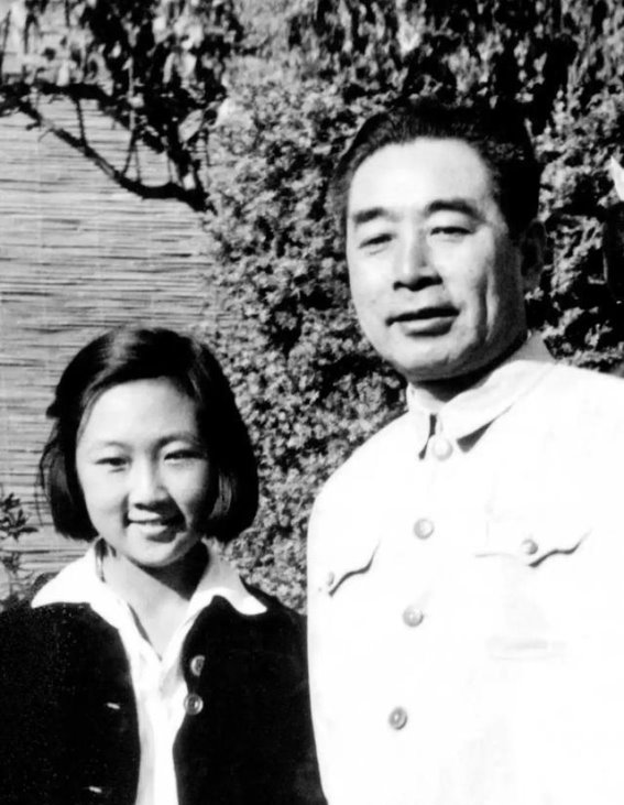周总理的严规与清廉：艰难岁月中的品格之光