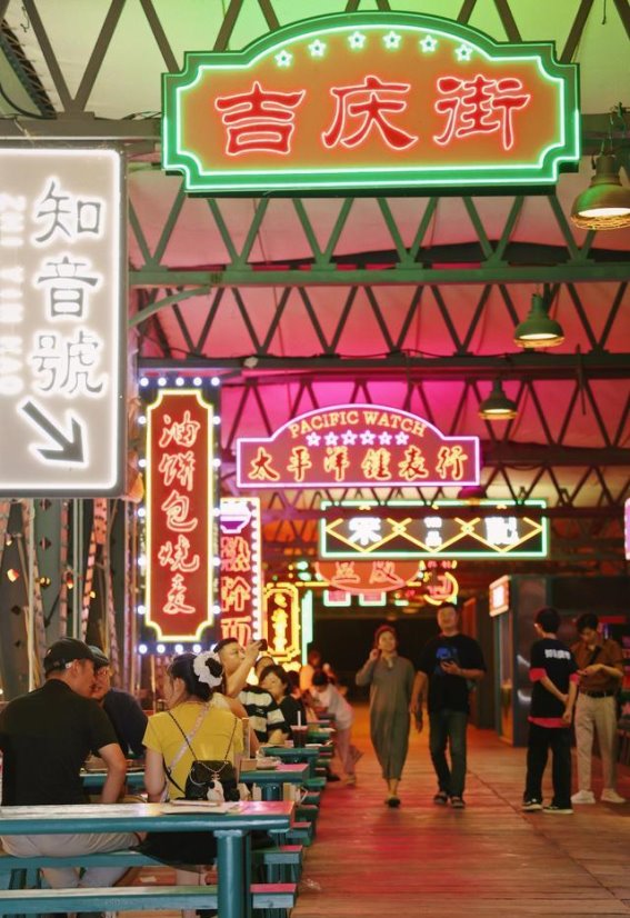 江风拂面，美味飘香——“知音夜市”的江边夜生活