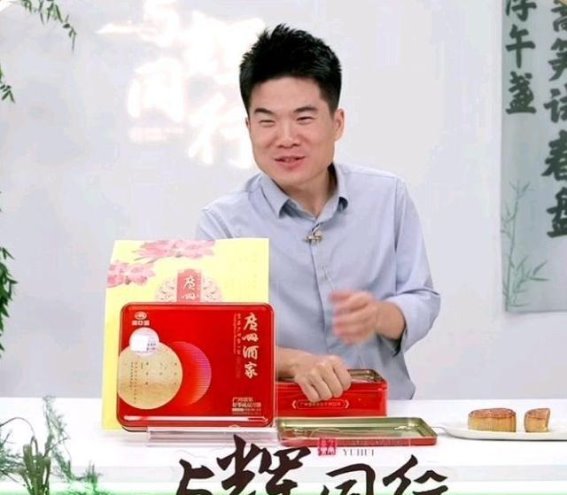 厂家要哭了，董宇辉上播看到好吃的月饼，一个没尝，仅叫随便拍