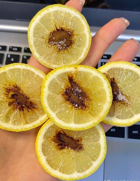 柠檬与咖啡粉的碰撞：解锁夏日提神新奇味觉体验
