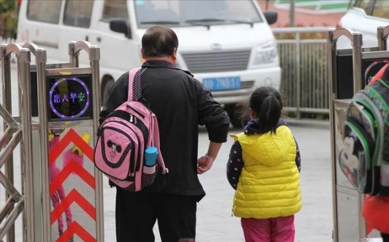 走路姿势透视健康：你能活多久的秘密