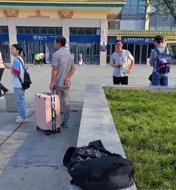 西安火车站花坛事件引发热议：管理还是服务的两难选择？