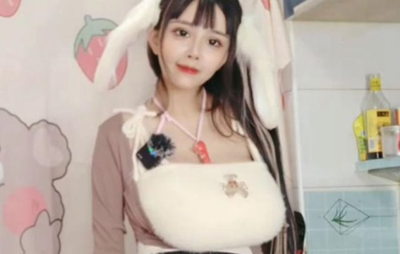 刚满18岁的喵喵球：从美食主播到漫展女神的蜕变之路在自媒体直播圈，有一位因一句“我今年刚满18岁~！”而迅速走红的女生——她就是喵喵球。这个刚满18岁的年轻女孩，从最初的美食主播蜕变为备受瞩目的户外主播和漫展女神，经历了诸多挑战和非议，但始终保持乐观与自信。
