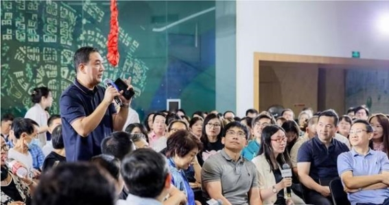 新江湾城水域争议：民主实践中的管理智慧与生态挑战