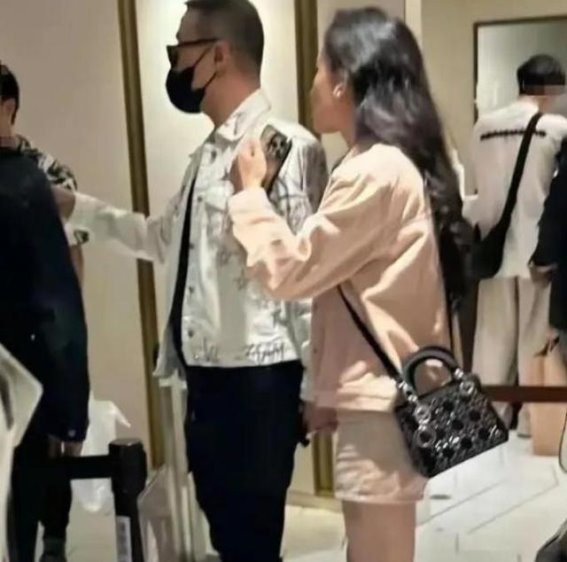 森林北：坚韧母亲与事业先锋的励志人生在这个瞬息万变的时代，每个人都在用自己的方式书写着生活的篇章。今天，我们要讲述的是一位名叫森林北的女性，她的故事充满了挑战与成长，她的生活既有事业的辉煌，也有个人的坚韧。让我们一起走进她的世界，感受那份不凡的力量。