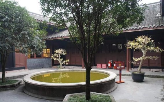 刘氏庄园—走过的祖国大好河山在四川省大邑县安仁镇，距离成都市区约50公里，有一座被誉为中国四大庄园之一的刘氏庄园。这座由大地主刘文彩所建的庄园，占地7万多平方米，相当于10个足球场的大小，展示了中国古代建筑的精妙与富丽。