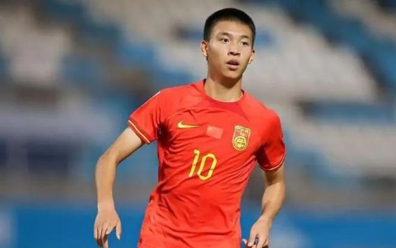 U19国足2-0击败韩国！刘诚宇独进2球，国足看到了吗？北京时间6月10日，在国际足球友谊赛四国赛中，中国U19国青队在主场以2-0击败了韩国国青队。这场比赛不仅仅是一次普通的友谊赛，它对中国足球具有特殊的意义，尤其是在中国男足成人国家队即将迎战韩国的关键世预赛之际。国青队的表现引来了广泛关注，中韩媒体都把这场比赛视作即将到来的国足大战的预演。