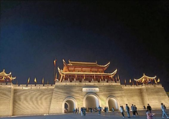探寻太平古城的魅力与未来大家好，我是涛哥，今天带大家走进一座隐藏在广西崇左市江州区左江之滨的宝藏古城——太平古城。这里，自然与文化的双重魅力交织，白日与夜晚的风情各异，但知名度与人气似乎并未成正比。太平古城究竟魅力何在？又该如何在现代旅游市场中找到自己的定位，实现华丽转身与复兴呢？今天，我们就来聊聊这个话题。