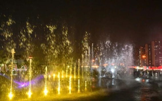 洛阳夜色中的梦幻喷泉