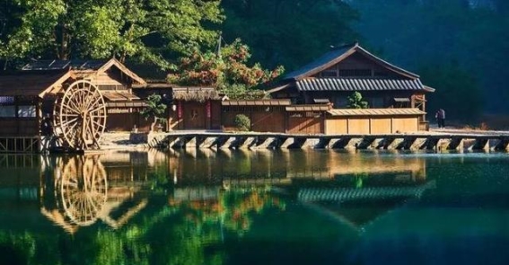 文章行云小院的光辉与终结：《与凤行》影迷的心痛与未来展望背景介绍今年三月，电视剧《与凤行》在赵丽颖和林更新的精彩演绎下，迅速成为全网热议的话题。剧中的行云小院，以其唯美的场景和情感深刻的故事线，深深打动了观众的心。