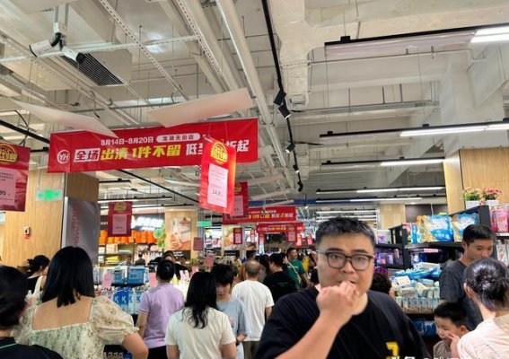 长沙永辉超市龙湖店清场大甩卖，购物者人流如织，商品抢购一空！