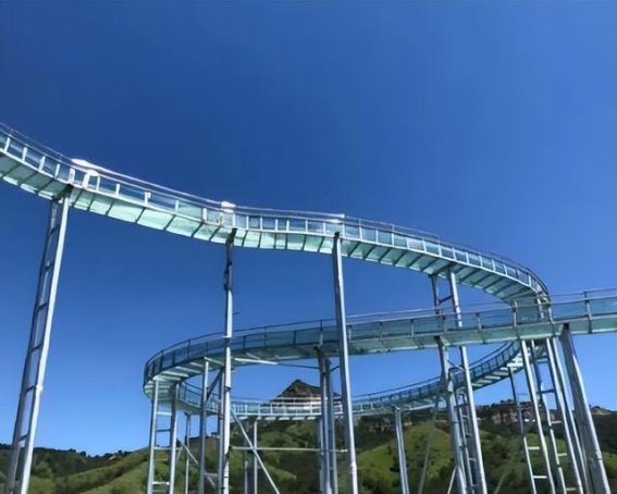 景区滑道的对决：玻璃水滑道与管轨式滑道的深度解析