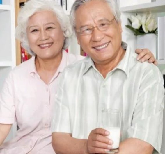 老年人饮奶警惕：健康的另一面