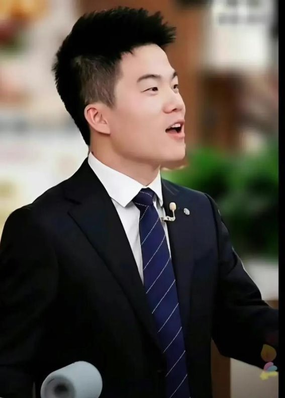 董宇辉团队离开后，地面干干净净！摄像晒成黑炭，网友难怪会火