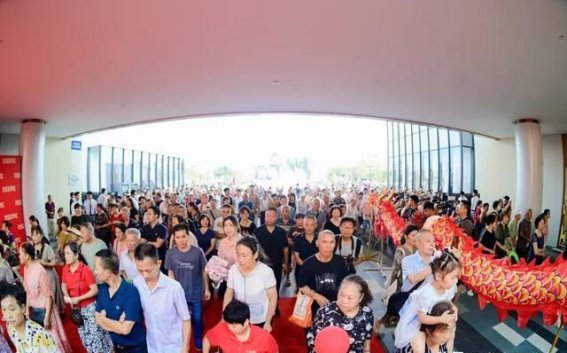 成都龙泉驿区杉杉奥特莱斯广场盛大启幕，开启消费新篇章
