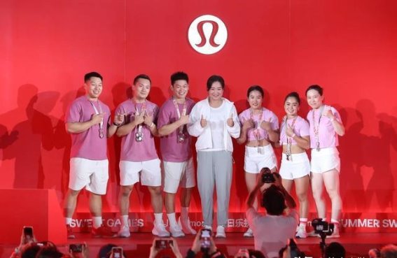 贾玲的健康蜕变：从减肥到运动塑形的全新旅程