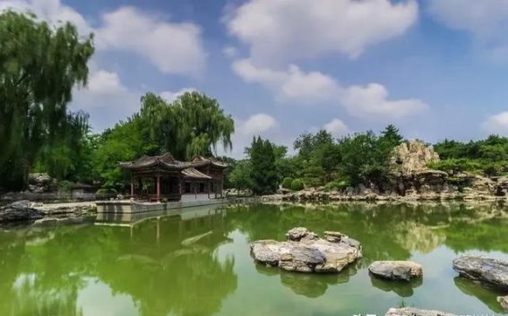 从荒废到复兴：京城日坛的辉煌重生之路京城的日坛，曾是明清皇家祭坛，历经战乱与荒废，如今焕发新生，成为市民休闲胜地和文化遗产保护基地。本文将带你回顾日坛从辉煌到荒废再到复兴的历程，探索其背后的故事和现代意义。