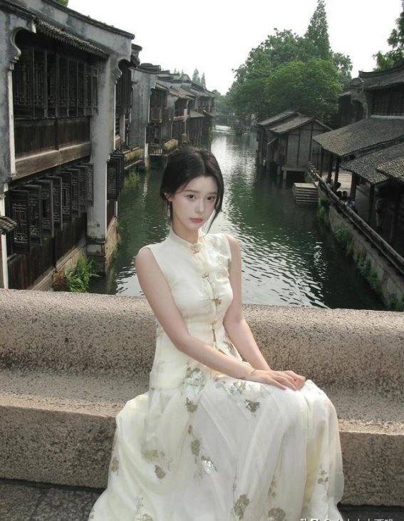 江南水乡之美：优雅女子与古桥古镇的和谐画卷