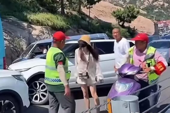 青岛街头的“路怒风暴”：当豪车女司机失控打人