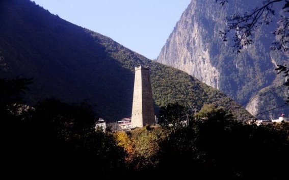 深秋金川红叶之旅，醉美山水间的璀璨风景