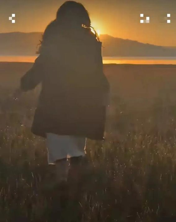 汪峰女友森林北素颜看日出引发热议：真实与自然的完美融合