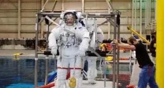女性航天员为何需服用避孕药？揭秘背后的科学与现实