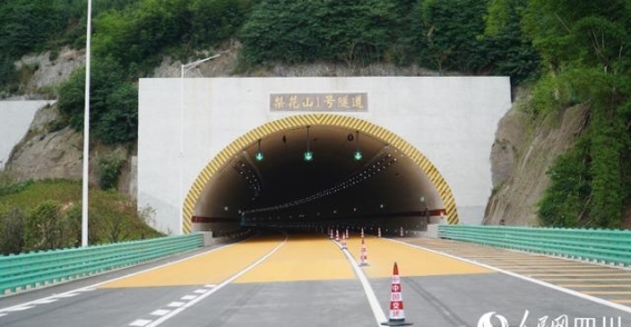 穿越山川的脉动：四川高速公路的变迁与展望