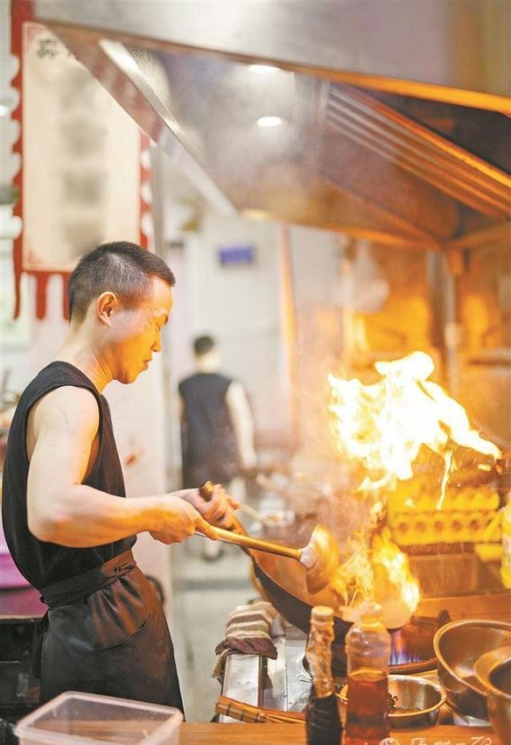 从街头小摊到餐饮传奇：邱思明与他的泡面创业之路