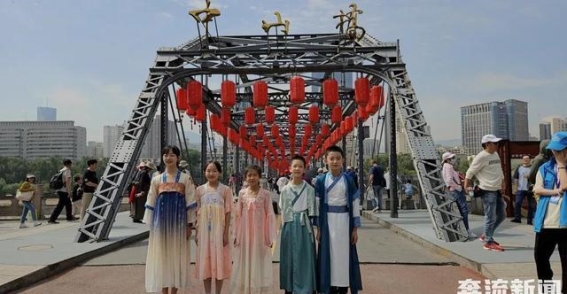 标题“小小讲解员，大大文化梦：兰州张掖路小学的孩子们这样宣传家乡！”