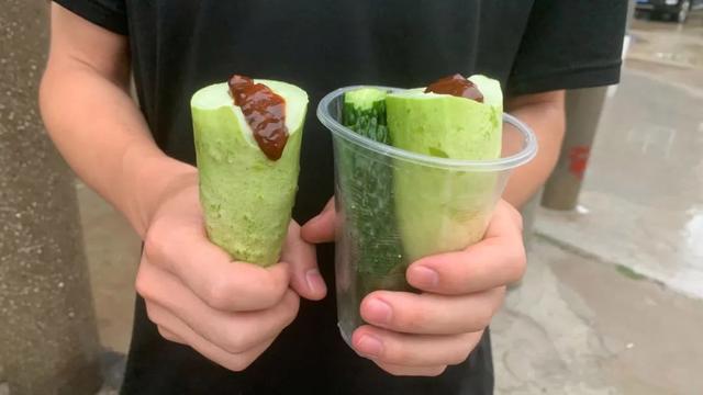 “落坡岭的老百姓，把家里所有吃的都拿出来了”